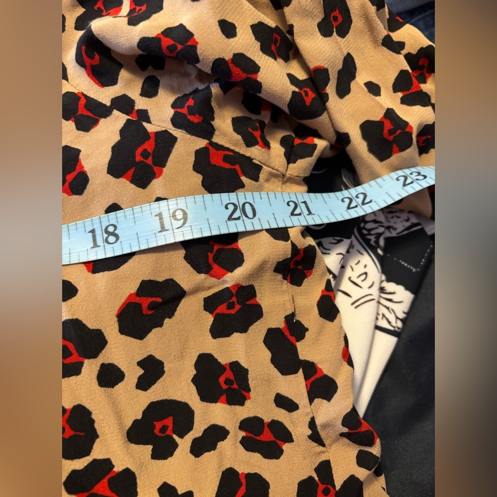 Leopard Print Button-Up Blouse - Picture 4 of 5